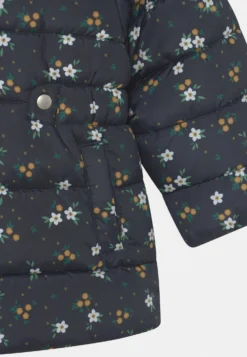 NAME IT Faux Fur Flower Jacket - Winterjas - Dark Sapphire 9 NAME IT Faux Fur Flower Jacket - Winterjas - Dark Sapphire -NAME IT Winkel 61adcd2829f94be8a394c161680377a3 scaled