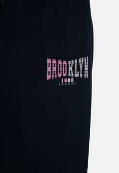 NAME IT Nkfbascha Pants - Trainingsbroek - Dark Sapphire 5 NAME IT Nkfbascha Pants - Trainingsbroek - Dark Sapphire -NAME IT Winkel d7b03266e6f844b0bbf5f1437b13ebf1 scaled