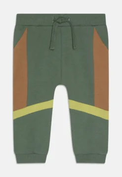 NAME IT Nbmbafio Unisex Set - Trainingsbroek - Laurel Wreath -NAME IT Winkel fa5de3b0859a4fae92098ec6ffaa76d2 scaled